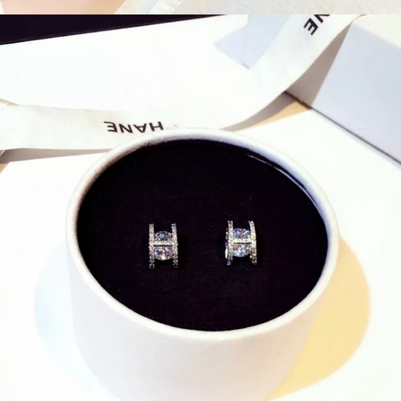 HOST PICK! 💯🔥Platinum Stud Earrings - Picture 4 of 5